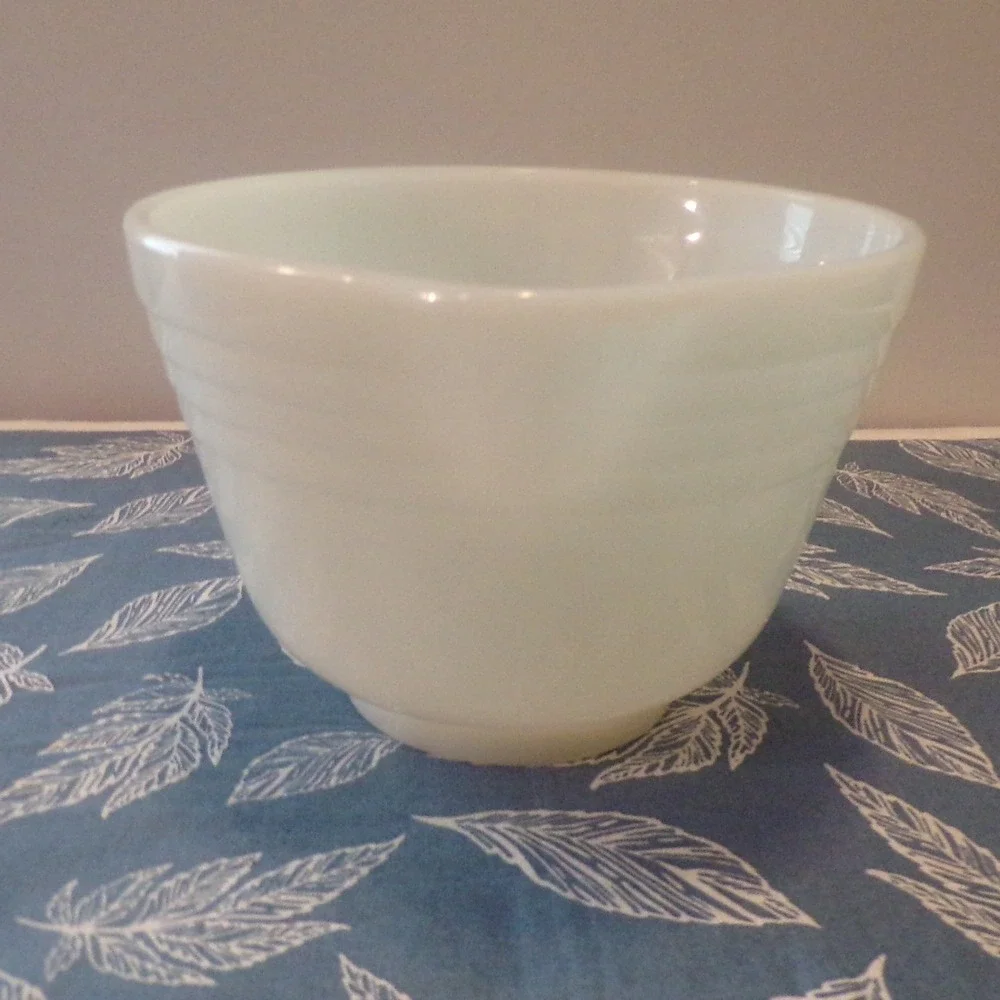Pyrex Hamilton Beach Mixing Bowl Medium White Good Ribbed Milk Glass Pour Spout